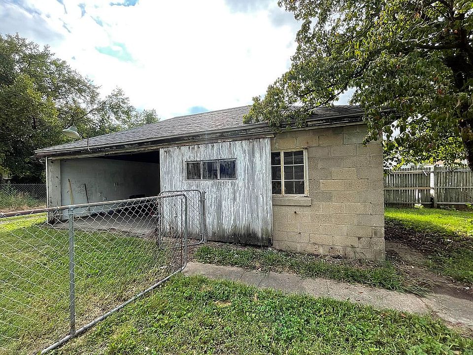 1st image of 325 W Leon St W