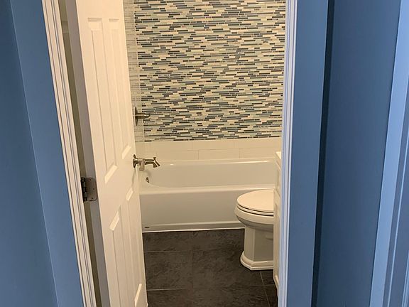 5th image of 9 Doral Ct