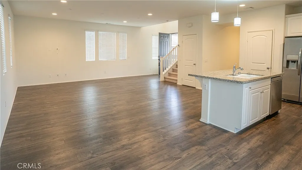 3 bed, 2.5 bath, 1974 sqft, $3,300 — Photo 2