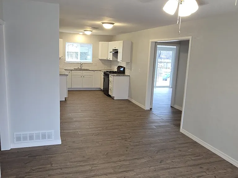 909 Van Horn St — Photo 2