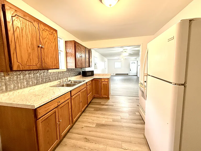 329 E St NE — Photo 3