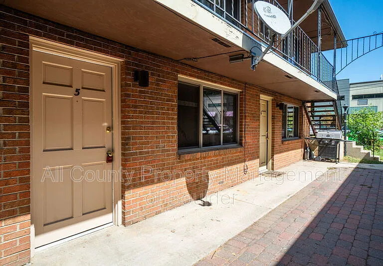 1353 Coffman St #8 — Photo 3
