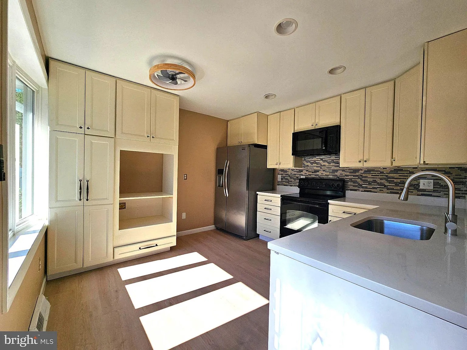 4 bed, 3.0 bath, 2218 sqft, $3,950 — Photo 4