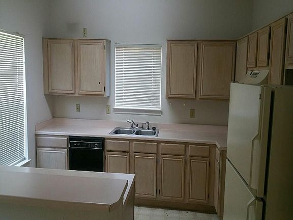 4th image of 1608 Wesley Dr