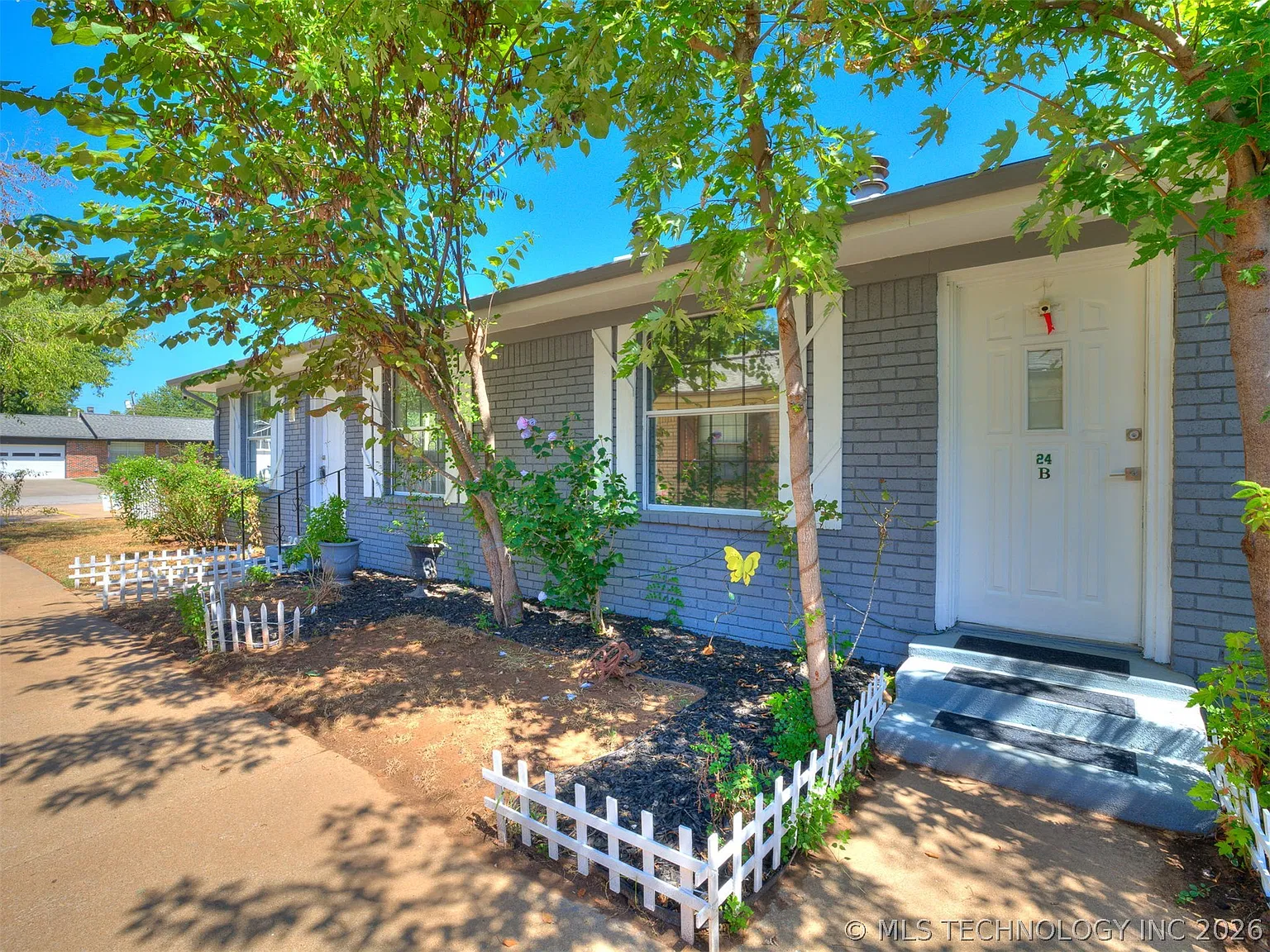 2 bed, 1.0 bath, 892 sqft, $1,460 — Photo 2