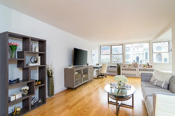 Sold by Winzone Realty Inc | media 2