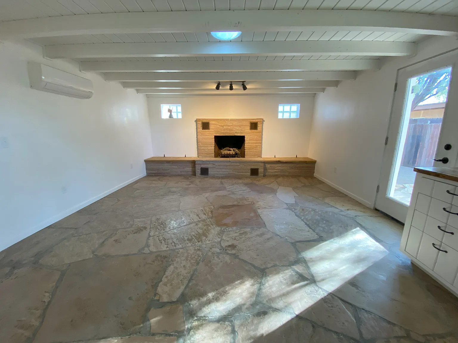 1653 E Blacklidge Dr — Photo 3