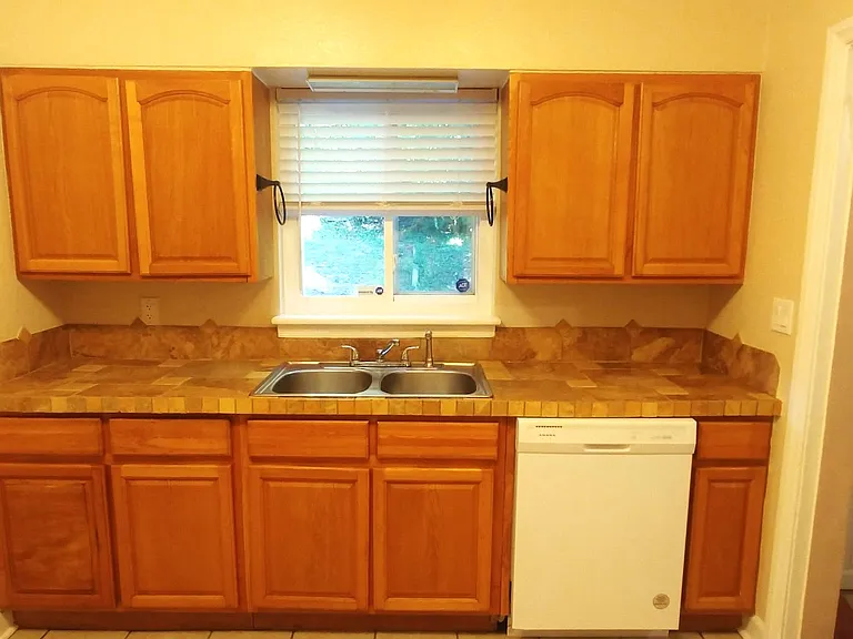 1538 Lillian Ln — Photo 11
