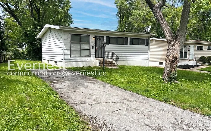 3 bed, 1.0 bath, 852 sqft, $1,295 — Photo 1