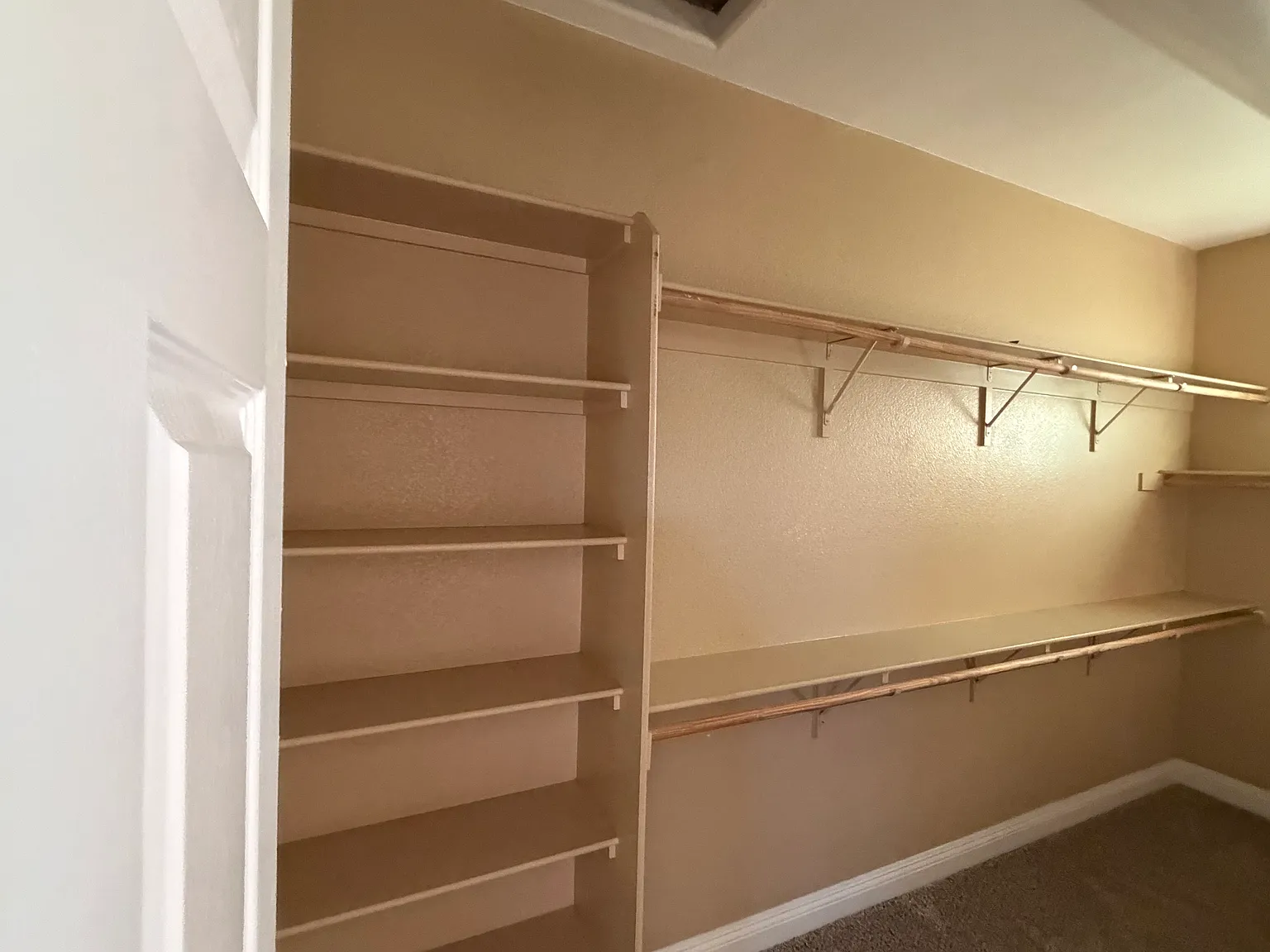 5 bed, 2423 sqft, $3,200 — Photo 3