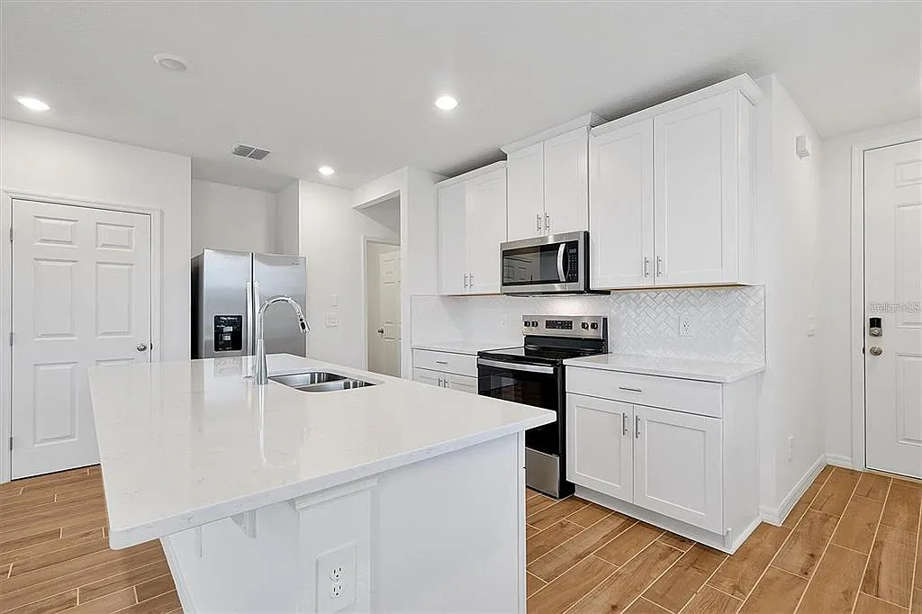 3 bed, 2.5 bath, 1798 sqft, $2,395 — Photo 2
