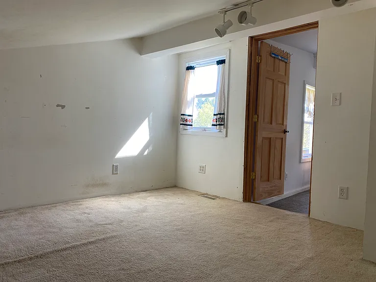 684 E Maine Rd — Photo 18