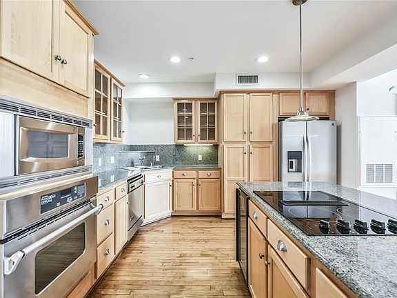 4th image of 1025 S Shepherd Dr Unit 406