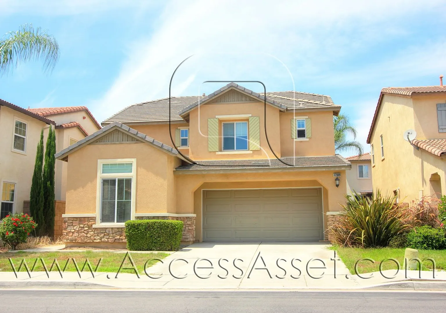 Beautiful 4 Bedroom Home with Fenced Backyard — Photo 1