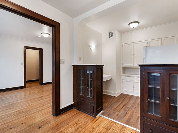 5th image of 2435 W Wisconsin Ave #305