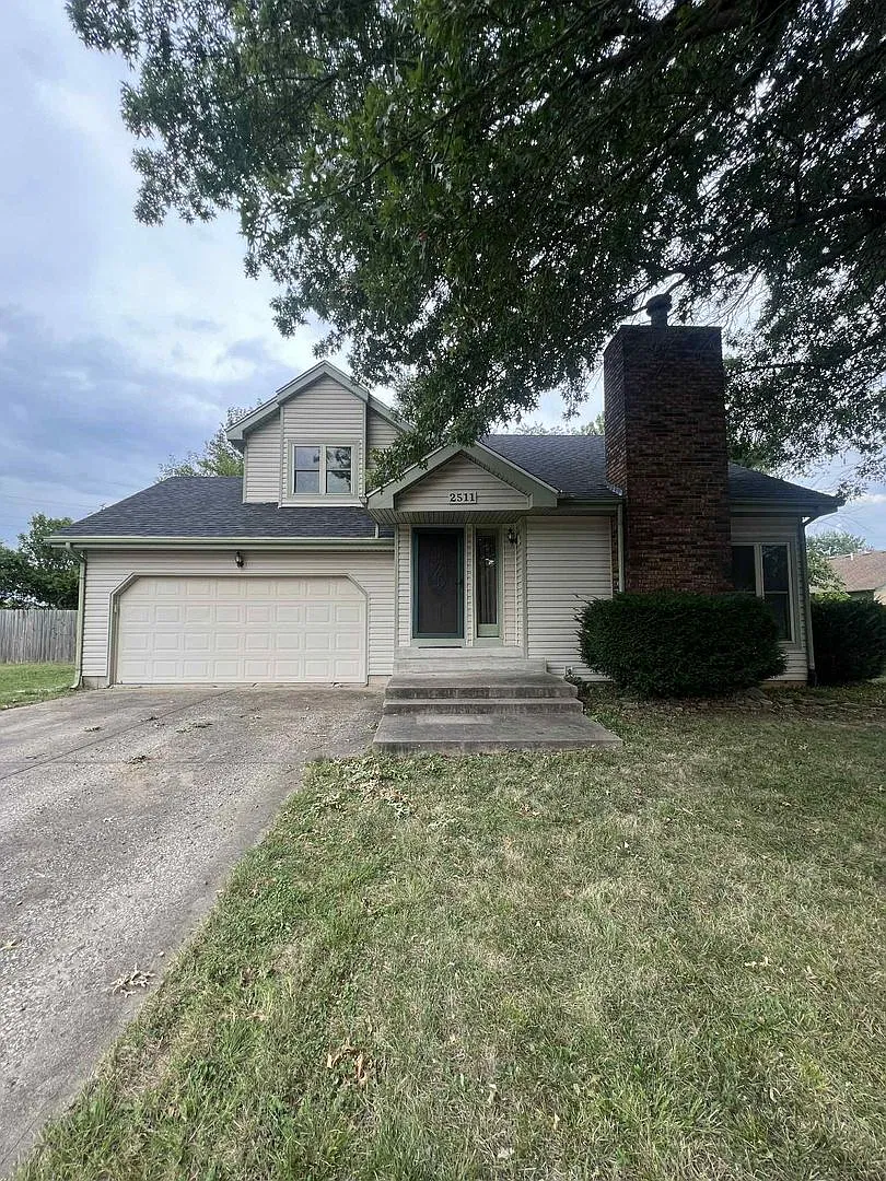 Coming Soon: Fall In Love With This Beautiful 3 Bedroom/ 2 Bathroom House With Fenced In Yard, St... — Photo 2