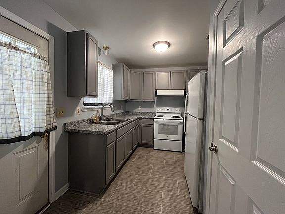 3rd image of 2223 Sycamore Cir