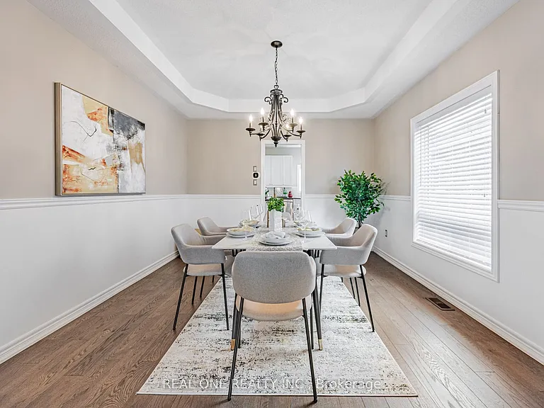 51 Hanson Cres — Photo 8