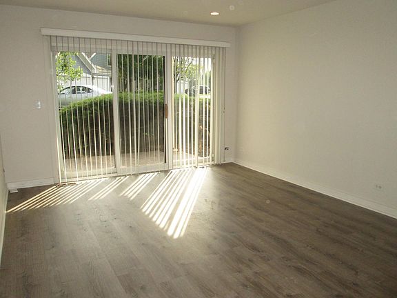 4th image of 390 Thornhill Ct