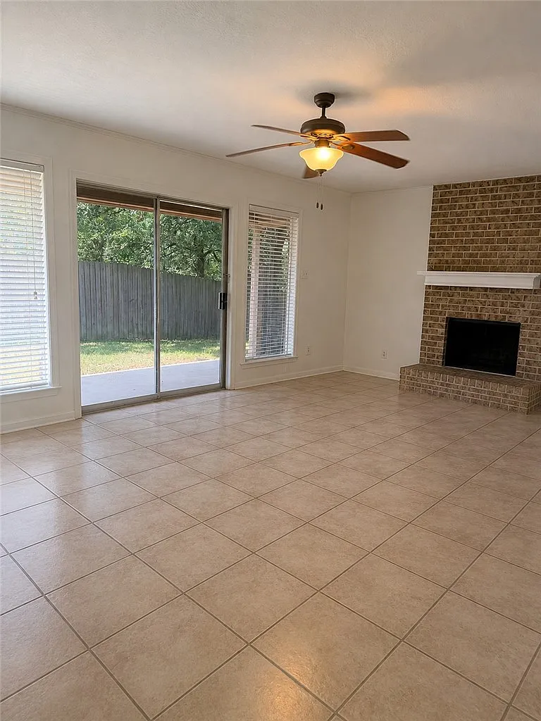3 bed, 1206 sqft, $1,800 — Photo 3