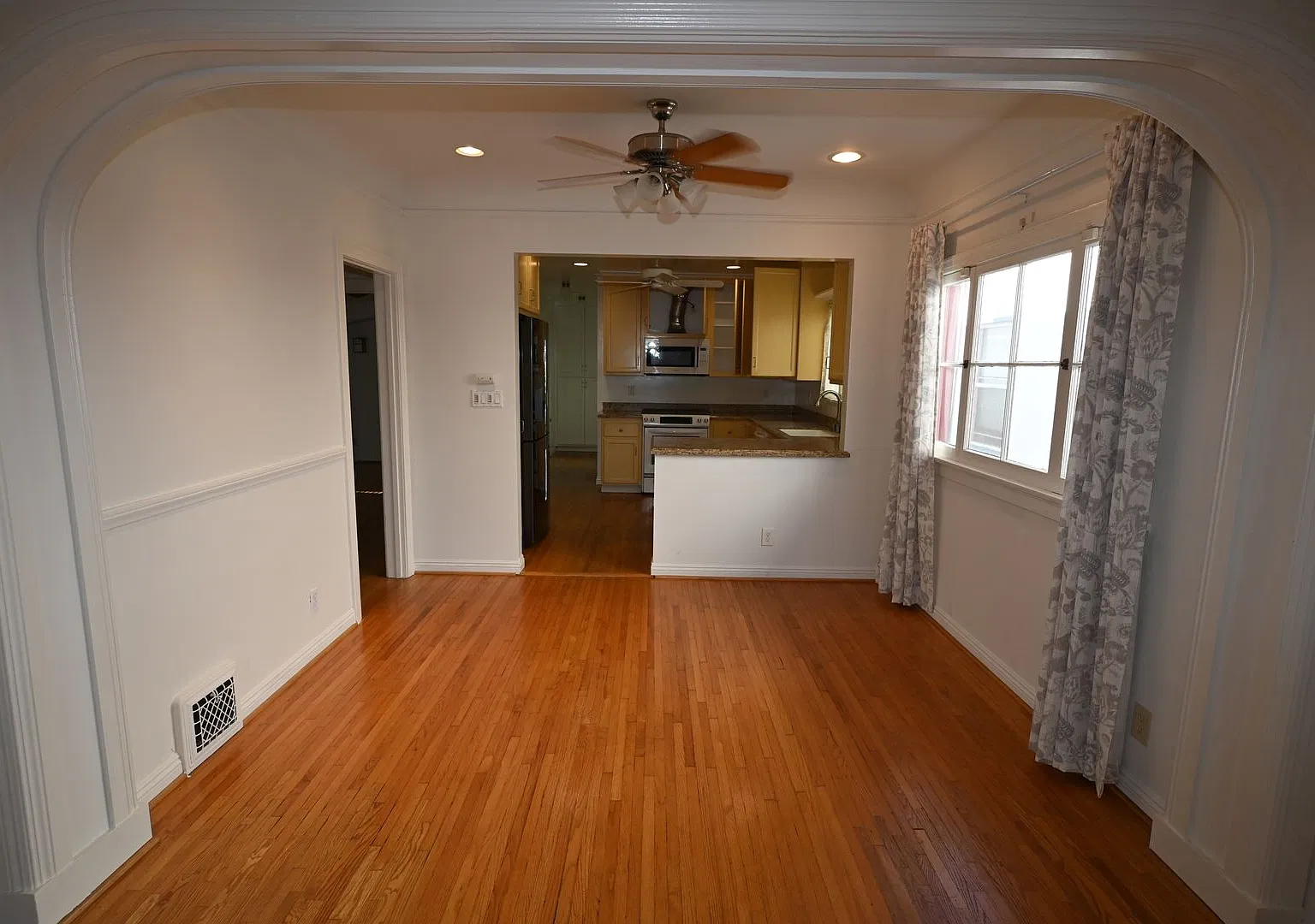 Single story 3 bedroom 2 bath home in Belmont Shore — Photo 4