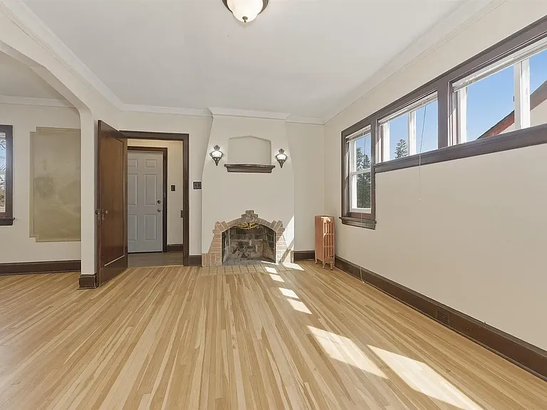 221 Snelling Ave — Photo 4