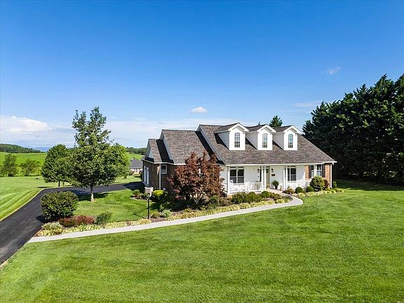 3rd image of 2120 Knoll Crest Dr