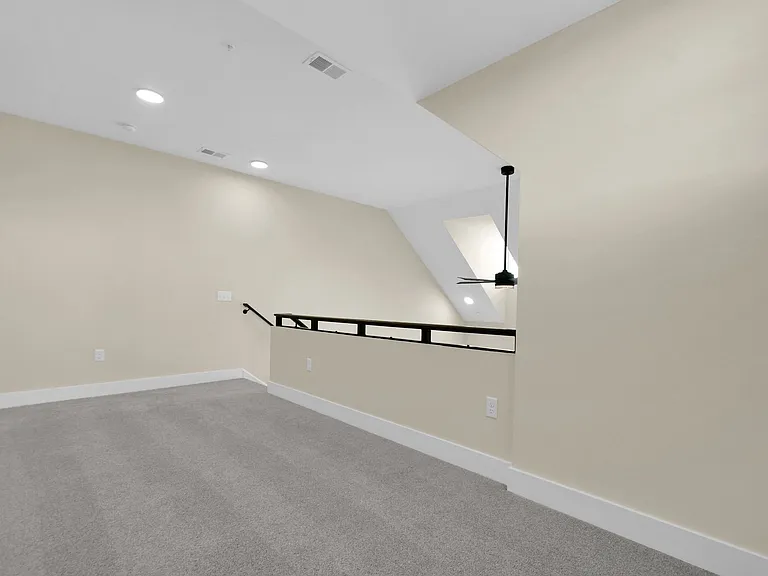 Beautiful luxury apartments available close to downtown! — Photo 12