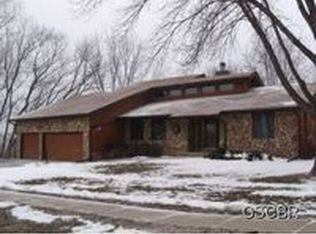 5901 Four Seasons Dr, Sioux City, IA 51106