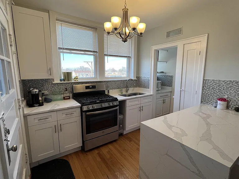 2834 North Lockwood Avenue - 3D — Photo 2