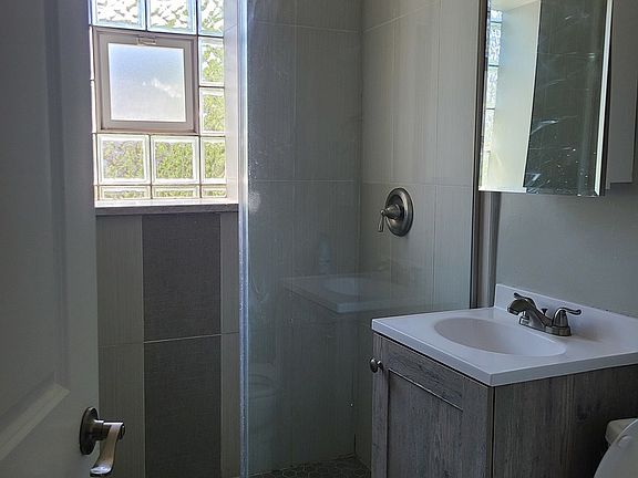 3rd image of 826 W Cuyler Ave APT 431