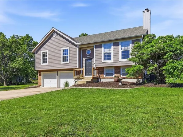 19610 Rosewood Dr, Stilwell, KS 66085