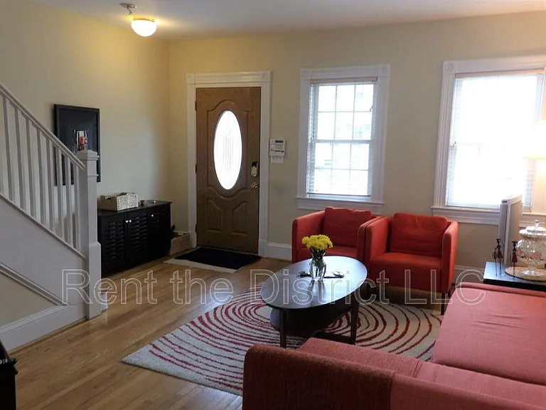 1114 Abbey Pl NE — Photo 3