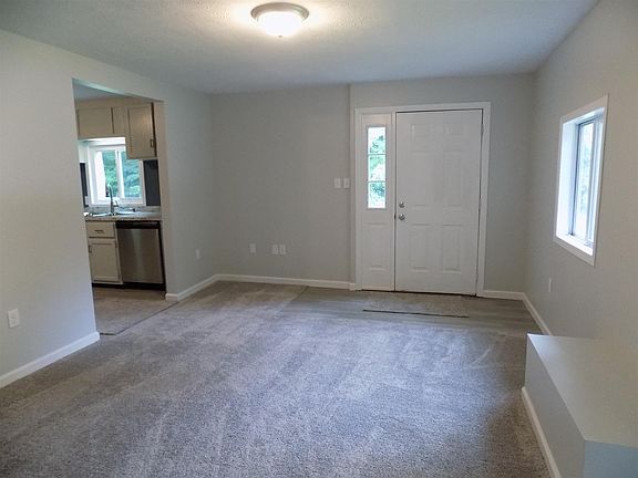 2nd image of 1003 W Vistula St