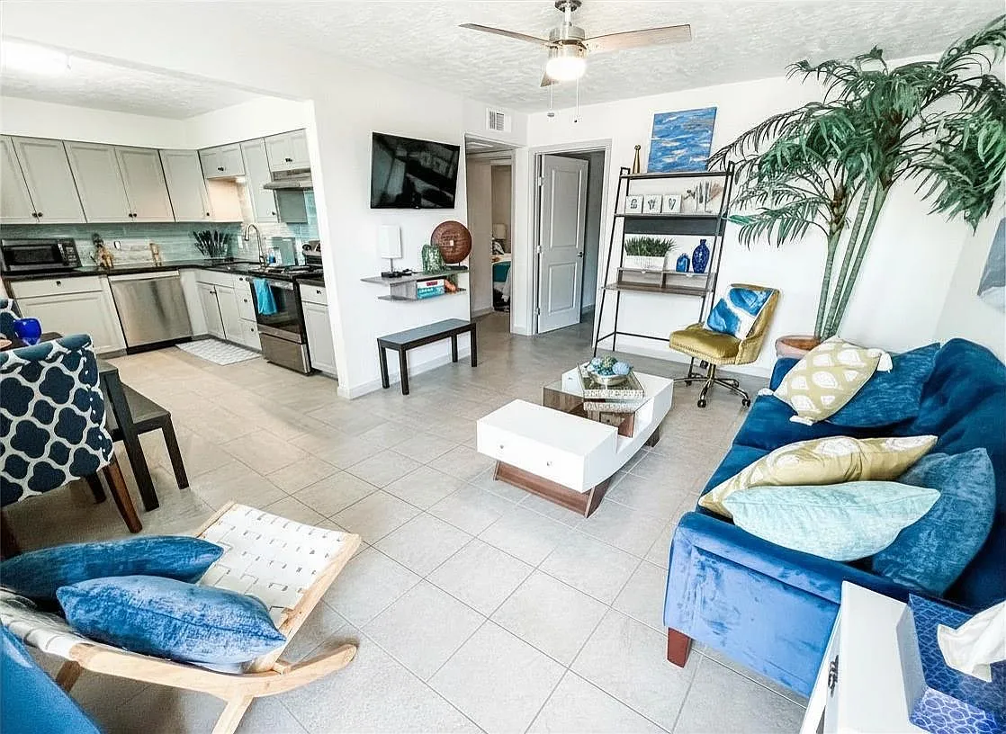 2 bed, 1.0 bath, 738 sqft, $1,550 — Photo 1