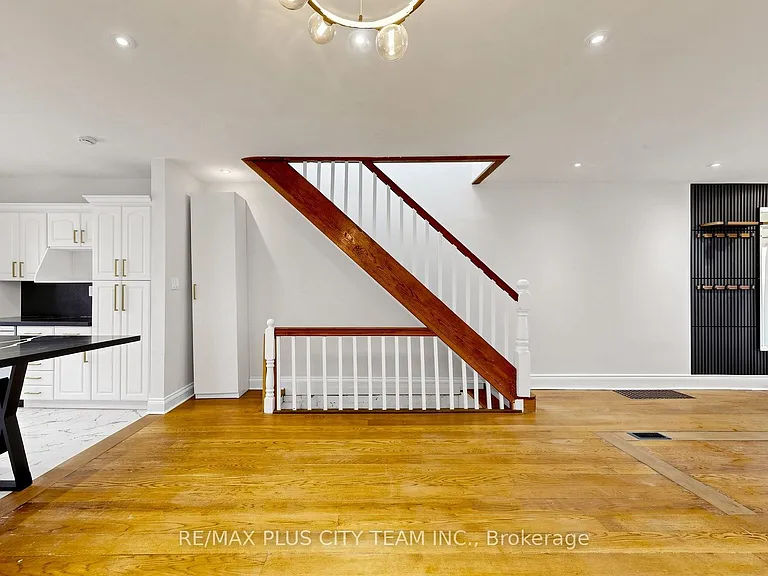 402 Woodbine Ave — Photo 7