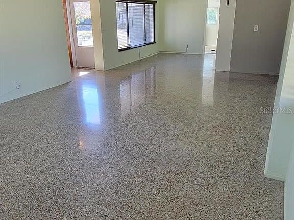 5th image of 118 E Jinkins Cir