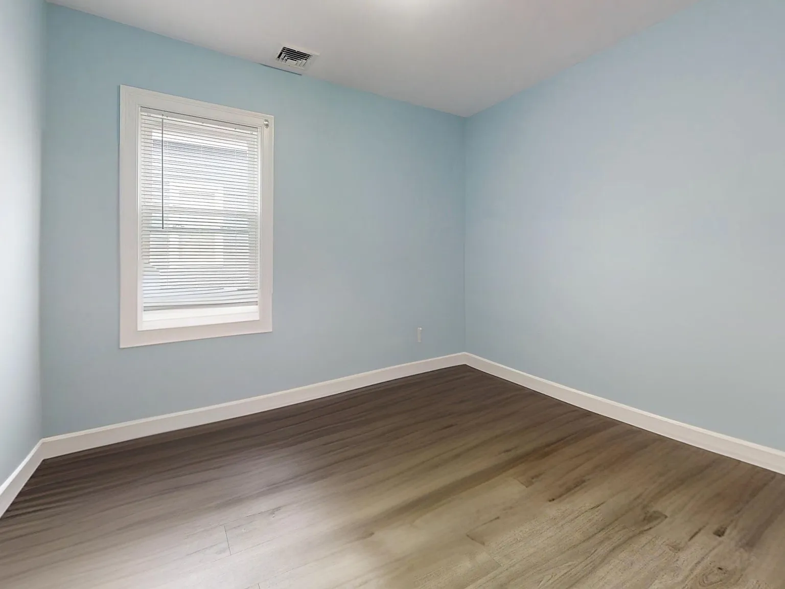 4 bed, 999 sqft, $4,195 — Photo 3