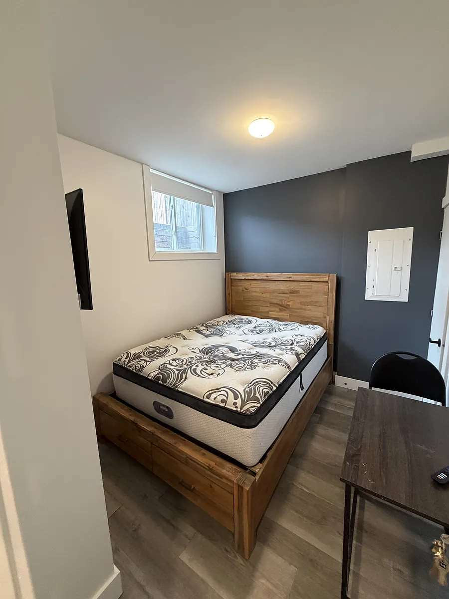 Building Photo - 227 Blackburn Ave #1-R3