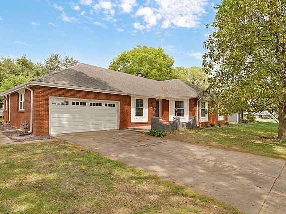 3rd image of 1919 E Meadow Drive