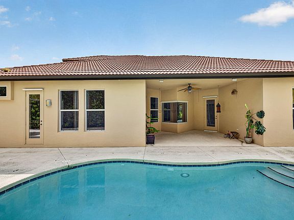 3rd image of 805 SW CLASSICO Court