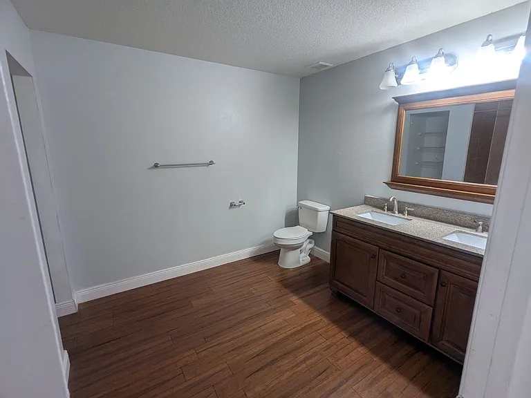 1628 Strathmore Cir — Photo 10