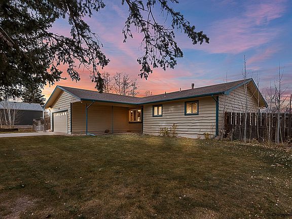 3rd image of 916 Cherry St