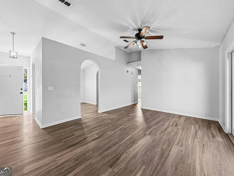 401 Maggie Way — Photo 2