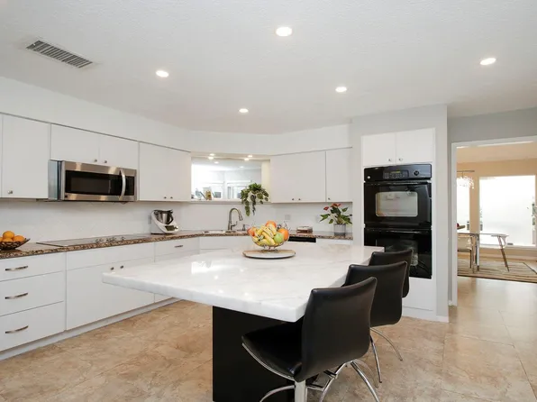 2110 Woodland Park Dr, Houston, TX 77077