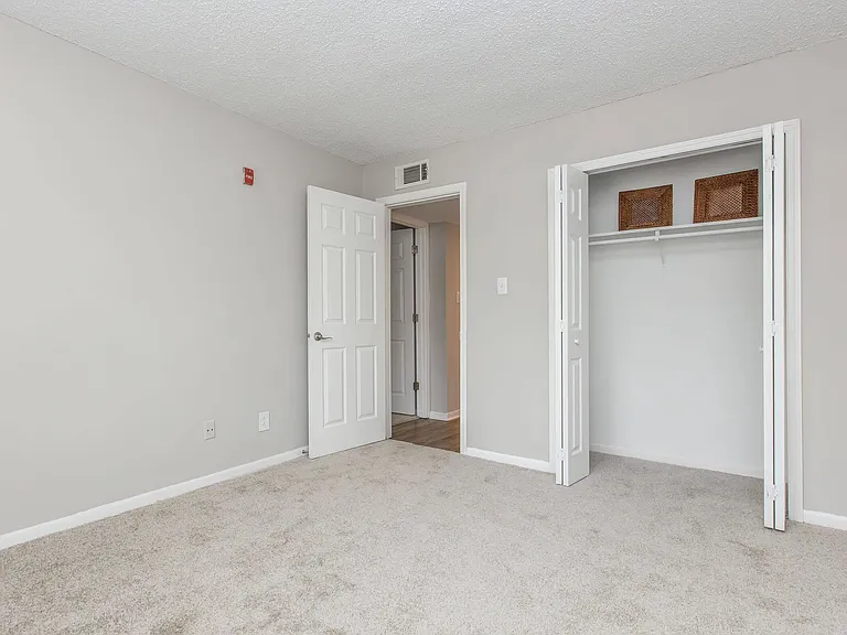 Kingston Pointe Apartments — Photo 28