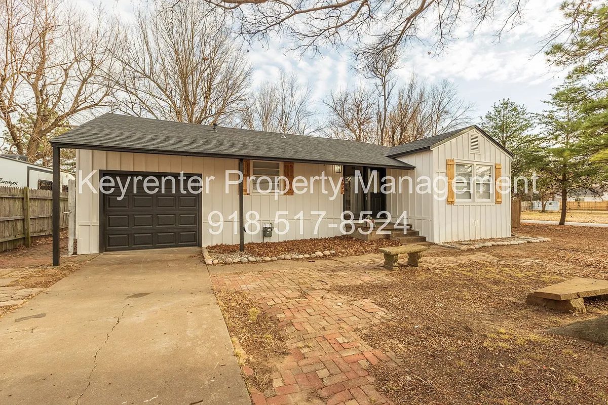 Building Photo - 2527 S Oswego Ave