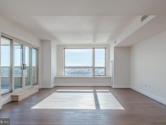 5th image of 717 S Columbus Blvd Unit 1516