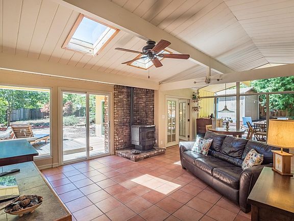 3rd image of 15735 Forest Hill Dr