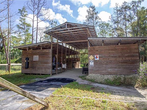 3rd image of 2590 Everglades Blvd N